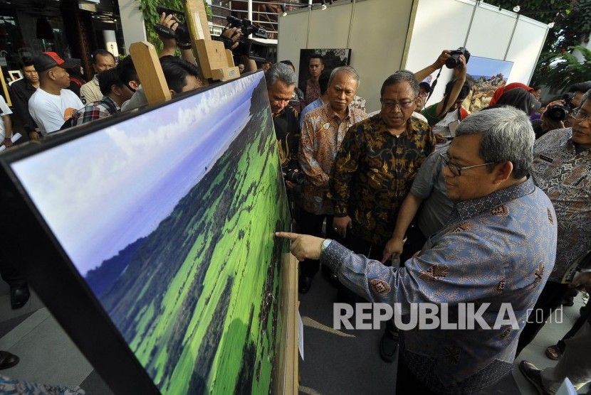 Gubernur Jabar Ahmad Heryanwan ditemani Bupati Sukabumi Marwan Hamam saat meninjau pameran foto alam Ciletuh pada launching 'Road To Ciletuh Geopark Festival' di Trans Studio Mall (TSM), Kota Bandung, Jumat (19/8). (Mahmud Muhidin)