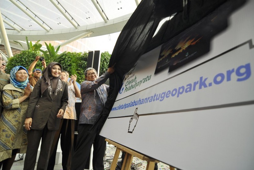 Gubernur Jabar Ahmad Heryanwan secara simbolis membuka tirai foto Web, Buku, dan Logo pada launching 'Road To Ciletuh Geopark Festival' di Trans Studio Mall (TSM), Kota Bandung, Jumat (19/8). (Mahmud Muhyidin)