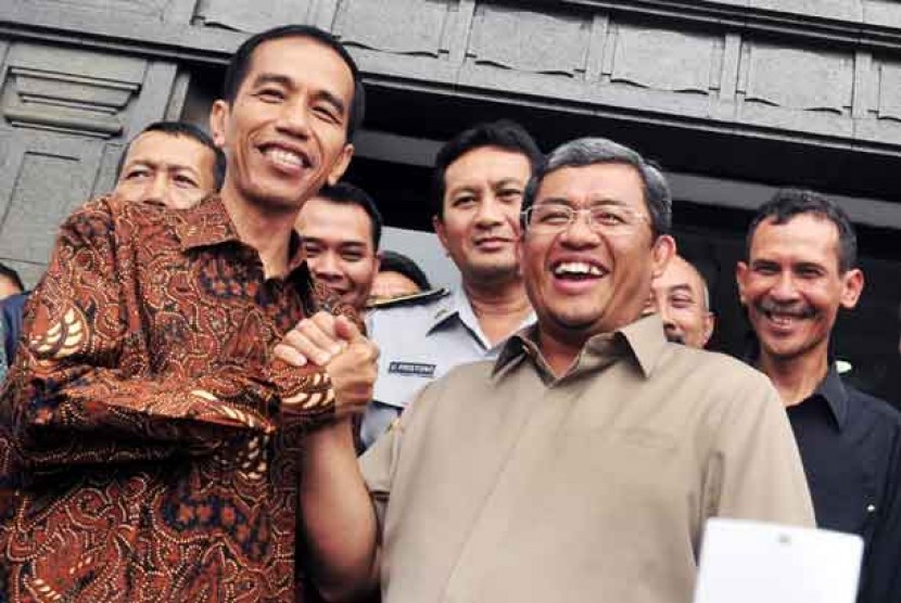   Gubernur Jabar Ahmad Heryawan (2 kiri) bersalaman dengan Gubernur DKI Jakarta, Joko Widodo (kiri) di Gedung Sate Bandung, Jawa Barat, Selasa (31/10).