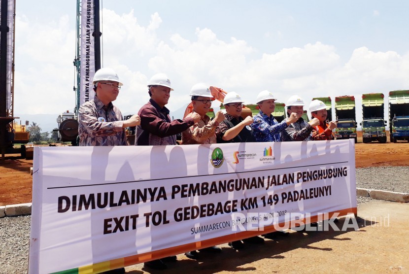 Gubernur Jabar Ahmad Heryawan (tengah) berfoto bersama dengan para pejabat dan pihak terkait usai meresmikan Ground Breaking Pembangunan Jalan Penghubung Exit Toll Gedebage KM 149 Padaleunyi di Summarecon Bandung, Jl Gedebage Selatan, Kota Bandung, Kamis (5/4).