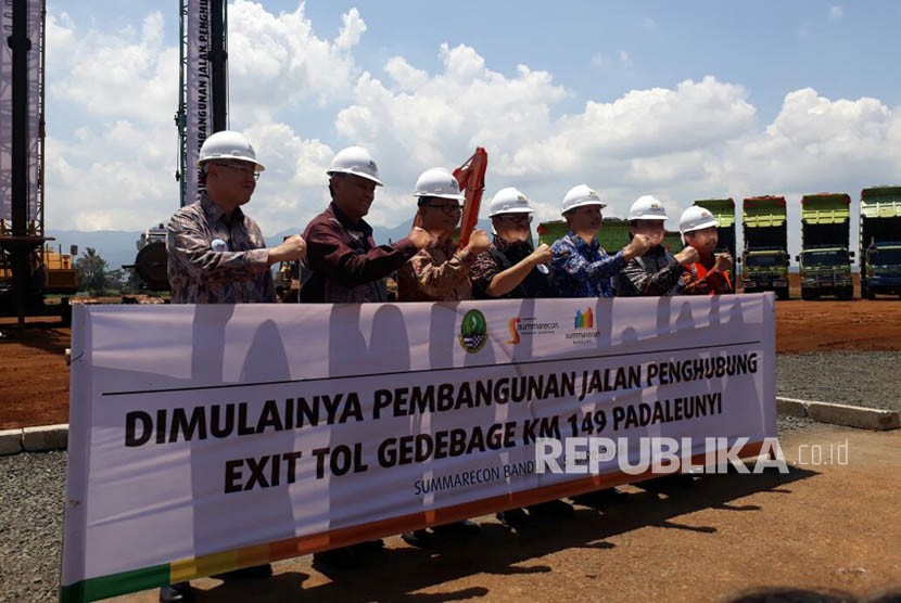 Gubernur Jabar, Ahmad Heryawan (Aher) meresmikan Ground Breaking Pembangunan Jalan Penghubung Exit Toll Gedebage KM 149 Padaleunyi di Summarecon Bandung Jl Gedebage Selatan Kota Bandung, Kamis (5/4).