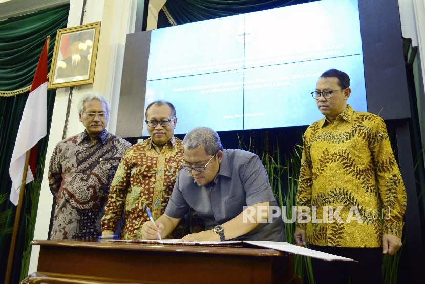 Gubernur Jabar Ahmad Heryawan bersama Bank BJB, BPJSTK dan BNP2TKI melakukan penandatanganan kerja sama terkait pencairan klaim tunjangan pensiun para TKI di Korsel di Gedung Sate,  Rabu (8/2).  