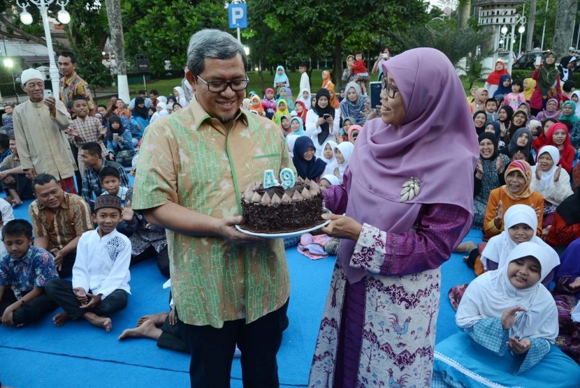 Gubernur Jabar Ahmad heryawan bersama istri memegang kue ulang tahun pada hari ulang tahunnya ke-49 di Gedung Pakuan, Kota Bandung, Jumat (19/6). Gubernur Jabar juga memberi santunan kepada ratusan anak yatim dari Rumah Yatim dan daerah sekitarnya sekaligu