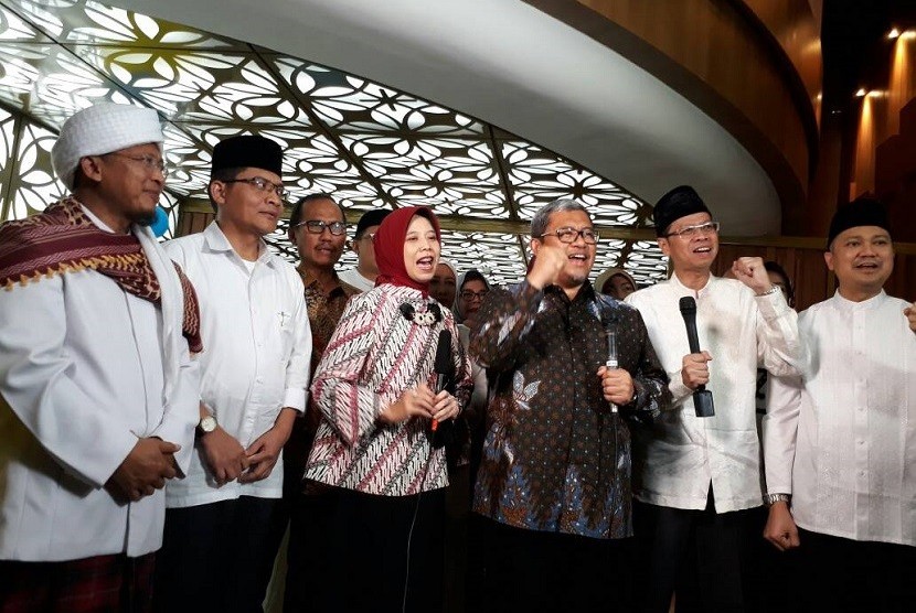 Gubernur Jabar Ahmad Heryawan bersama jajaran Direksi Bank BJB dan KH Abdullah Gymnastiar berfoto bersama saat perayaan HUT ke-56 Bank BJB di Bandung, Sabtu (20/5).