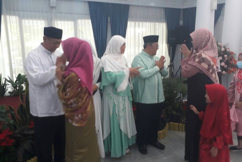 Gubernur Jabar, Ahmad Heryawan bersama Wakil Gubernur Jabar, Dedi Mizwar menggelar Open House idul fitri 1438 Hijriah di pendopo Gubernur Jabar, Ahad (25/6).