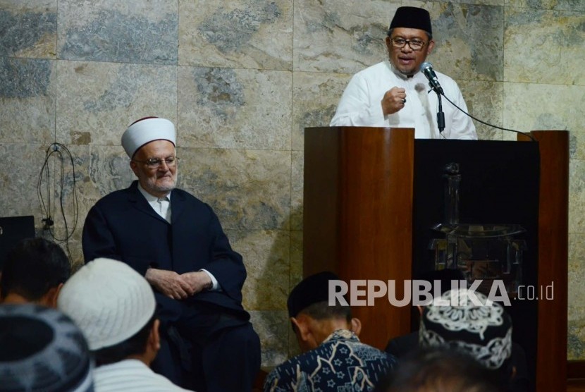 Gubernur Jabar Ahmad Heryawan dan Imam Masjid Al Aqsha Palestina Syeikh Ikrimah Shabri (kiri) pada ceramah Tarawih di Masjid Istiqomah, Kota Bandung, Ahad (12/6).