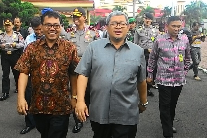 Gubernur Jabar Ahmad Heryawan dan Ketua Bawaslu Jabar Harminus Koto saat memantau persiapan pilkada serentak