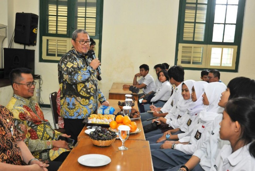 Gubernur Jabar Ahmad Heryawan didampingi Kepala Dinas Pendidikan Jabar H Ahmad Hadadi saat berdialog dengan siswa SMA, belum lama ini. 