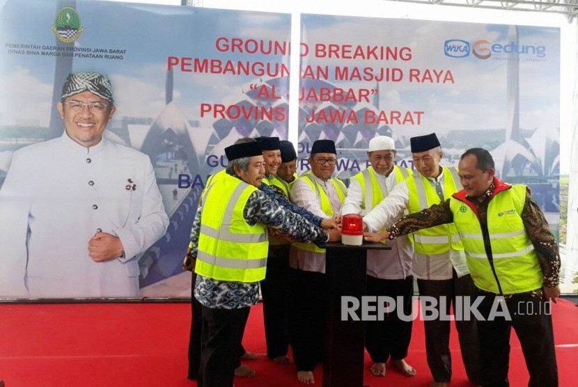 Gubernur Jabar Ahmad Heryawan didampingi sejumlah pejabat dan pihak terkait memijit tombol pada acara ground breaking Masjid Raya Al Jabbar Provinsi Jabar yang bisa menampung 60 ribu jamaah dan dibangun terapung di atas danau di Kawasan Gedebage Kota Bandung, Jumat (29/12).