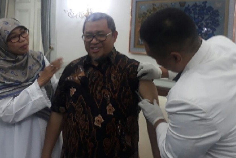 Gubernur Jabar, Ahmad Heryawan, Isterinya Netty   Prasetyani dan keluarganya, disuntik difteri karena kasus difeteri di Jabar cukup tinggi, di Rumah Dinas Gedung Pakuan Kota Bandung, Sabtu (6/1).
