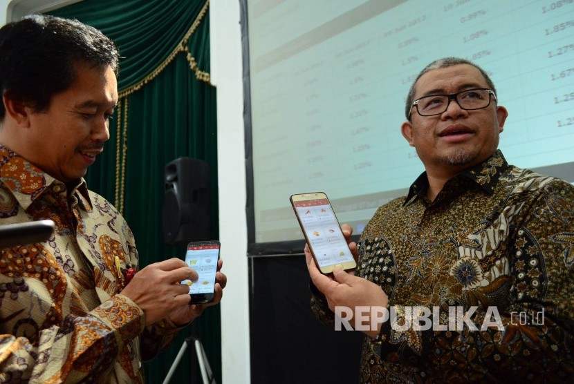 Gubernur Jabar Ahmad Heryawan (kanan) bersama Kepala Perwakilan Bank Indonesia Provinsi Jabar Wiwiek S Widayat (kiri) mencoba Portal Informasi Harga Pangan (Priangan) pada acara Kick Off Early Warning System (EWS) Priangan, di Aula Barat Gedung Sate, Kota Bandung, Rabu (14/6).