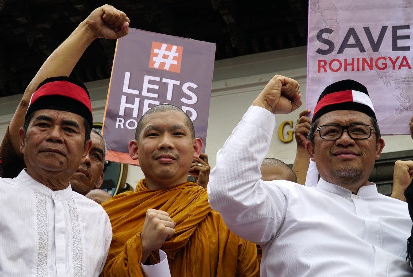 Gubernur Jabar Ahmad Heryawan (kanan) bersama perwakilan biksu dan LSM mengepalkan tangan saat aksi Jabar Peduli Rohingya di depan Gedung Sate Bandung, Jawa Barat, Jumat (8/9).