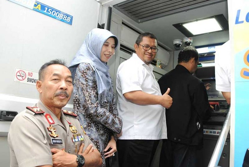 Gubernur Jabar Ahmad Heryawan (kanan) didampingi Ketua DPRD Jabar Ineu Purwadewi Sundari (tengah) sedang meninjau program e-Samsat di Bandung, belum lama ini.