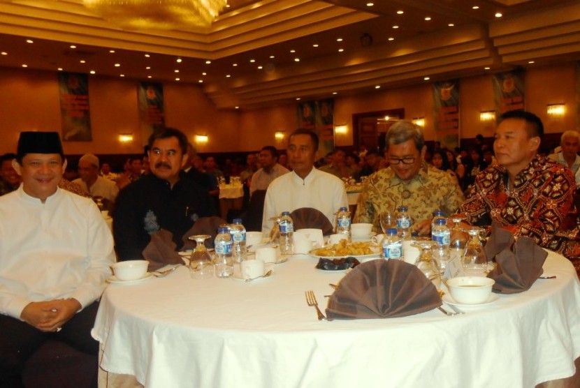 Gubernur Jabar Ahmad Heryawan (kedua dari kanan) didampingi Ketua Umum KONI Jabar Ahmad Saefudin (kedua dari kiri) dalam Silaturahim dan Buka Puasa Bersama antara KONI Jabar dan Gubernur di Hotel Horison, Bandung (Kamis 9/7). Foto: Rachmat Santosa Basarah/Republika