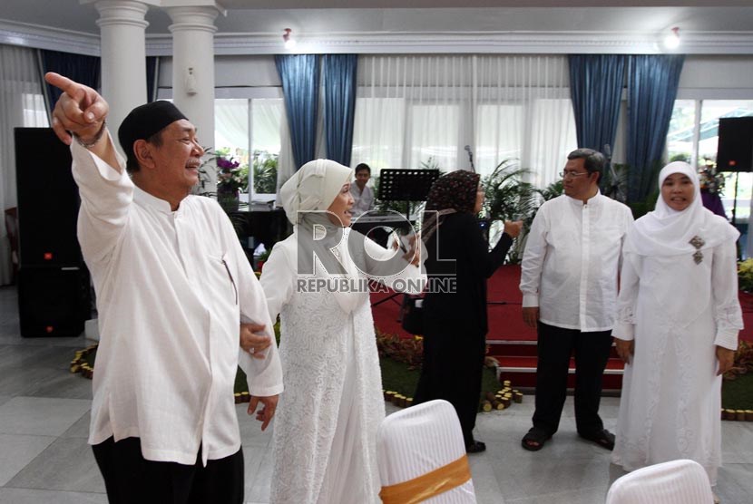 Gubernur Jabar Ahmad Heryawan (kedua kanan) bersama istri dan Wakil Gurbernur Jawa Barat Deddy Mizwar (kiri) bersama istri saat menggelar 