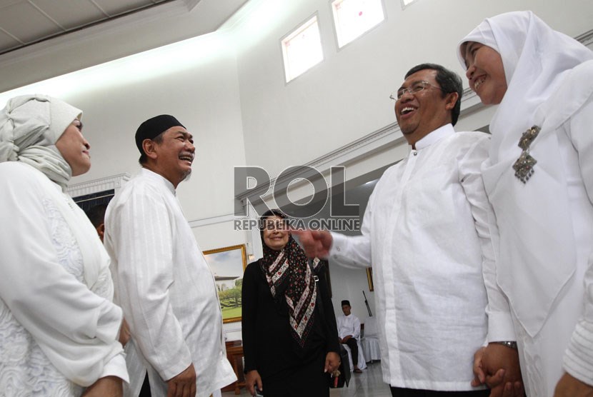 Gubernur Jabar Ahmad Heryawan (kedua kanan) bersama istri dan Wakil Gurbernur Jawa Barat Deddy Mizwar (kiri) bersama istri saat menggelar 