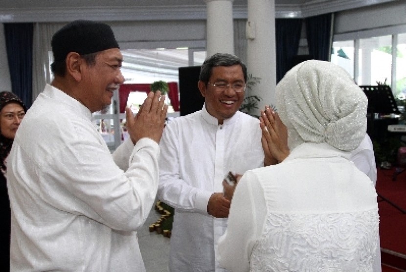 Gubernur Jabar Ahmad Heryawan (kedua kanan) bersama istri dan Wakil Gurbernur Jawa Barat Deddy Mizwar (kiri) bersama istri