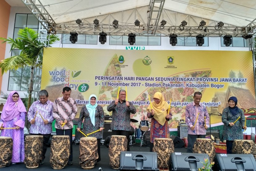  Gubernur Jabar Ahmad Heryawan (keempat dari kanan) didampingi istri (Hj Netty Prasetiyani Heryawan), Kepala Dinas Ketahanan Pangan dan Peternakan Provinsi Jabar Dewi Sartika (kanan), dan pejabar terkait menabuh bedug tanda dibukannya acara Peringatan Hari Pangan Sedunia ke-37 tingkat Provinsi Jabar di Stadion Pakansari, Kabupaten Bogor, Kamis (9/11).