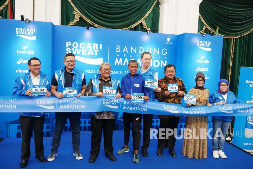 Gubernur Jabar Ahmad Heryawan (ketiga kiri) bersama pihak terkait lainnya berfoto bersama disela-sela konferensi Pers 