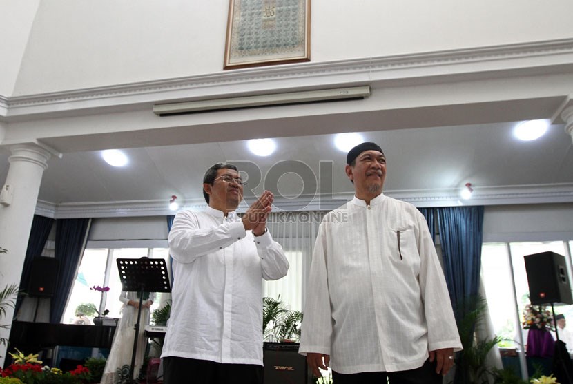  Gubernur Jabar Ahmad Heryawan (kiri) bersama bersama Wakil Gurbernur Jawa Barat Deddy Mizwar (kanan) menyalami para tamu saat menggelar 