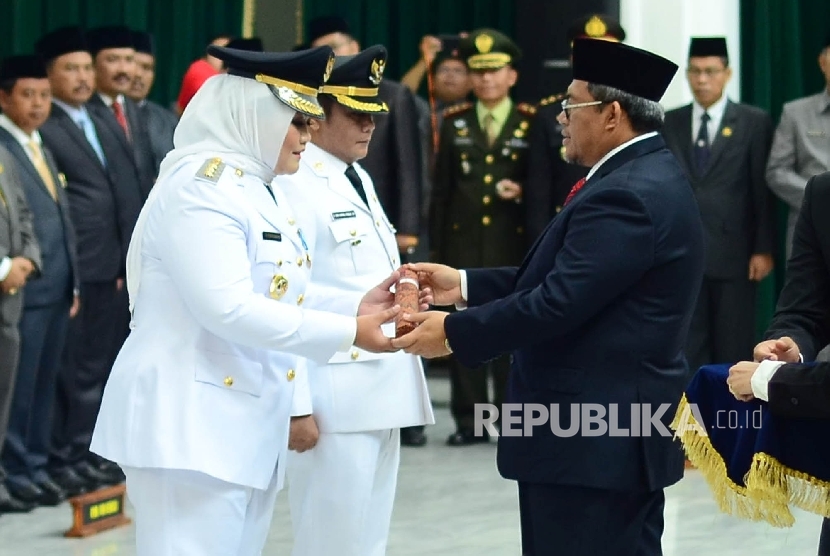 Gubernur Jabar Ahmad Heryawan melantik Neneng Hasanah Yasin dan Eka Supriatmadja sebagai bupati dan wakil bupati Bekasi periode 2017-2022, di Gedung Sate, Kota Bandung, Senin (22/5).