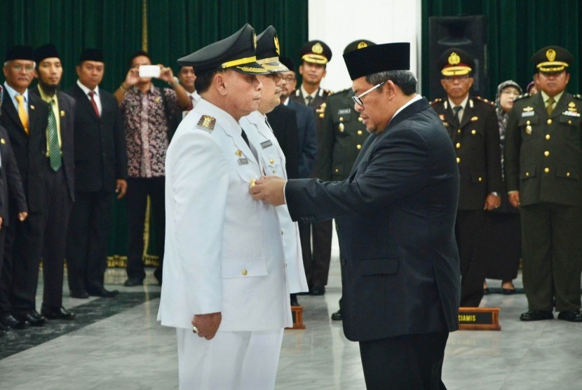 Gubernur Jabar Ahmad Heryawan melantik Oih Burhanudin menjadi Wakil Bupati Ciamis dan Penjabat Wali Kota Depok Arifin HK, di Aula Barat, Gedung Sate, Kota Bandung, Selasa (26/1).