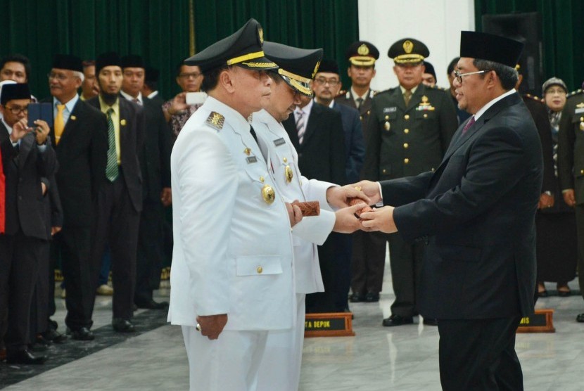 Gubernur Jabar Ahmad Heryawan melantik kepala daerah /Ilustrasi 