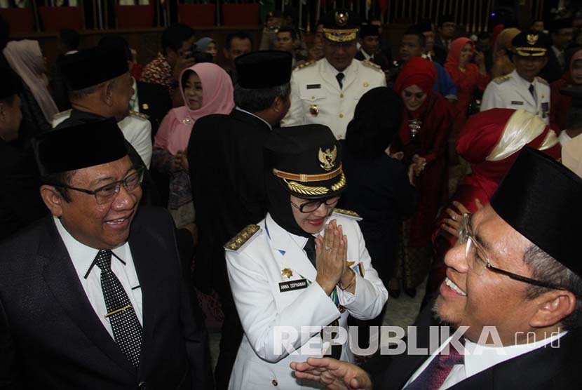 Gubernur Jabar Ahmad Heryawan melantik pasangan Bupati dan Wakil Bupati Indramayu Hj. Anna Sophanah dan H. Supendi periode 2016 – 2021, di Gedung Merdeka Bandung, Rabu (17/2).