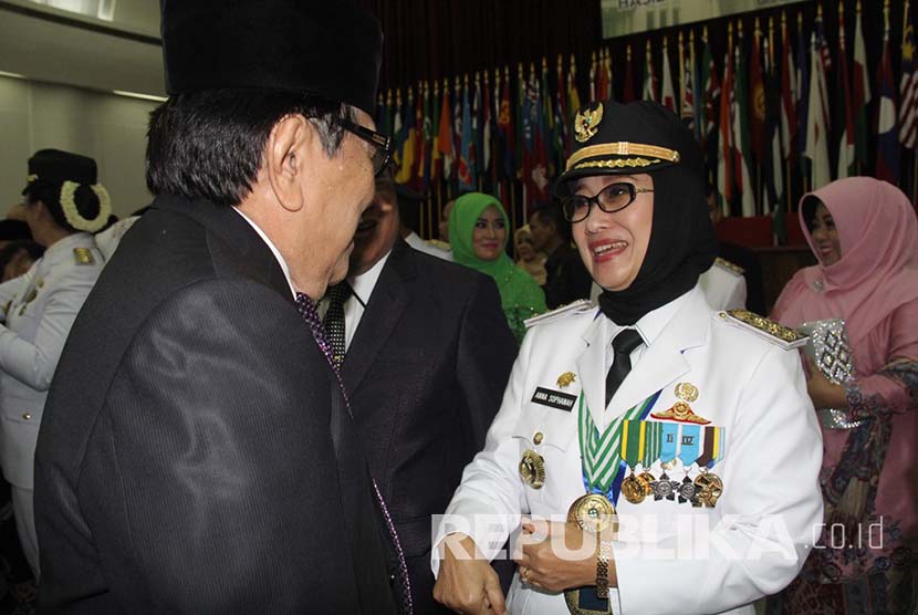 Gubernur Jabar Ahmad Heryawan melantik pasangan Bupati dan Wakil Bupati Indramayu Hj. Anna Sophanah dan H. Supendi periode 2016 – 2021, di Gedung Merdeka Bandung, Rabu (17/2).