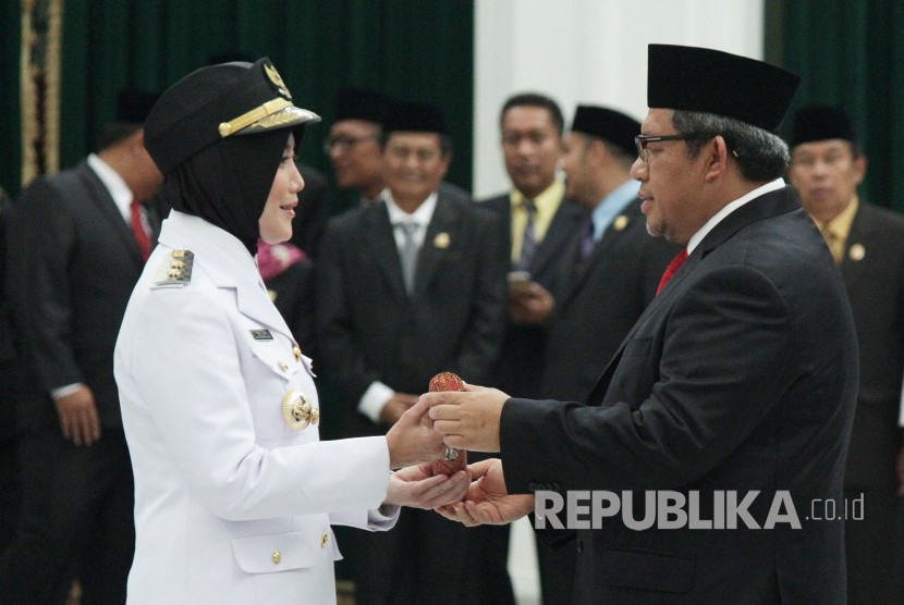 Gubernur Jabar Ahmad Heryawan melantik Selly Andriani Gantina sebagai Wakil Bupati Cirebon, di Gedung Sate, Kota Bandung, Selasa (17/10).