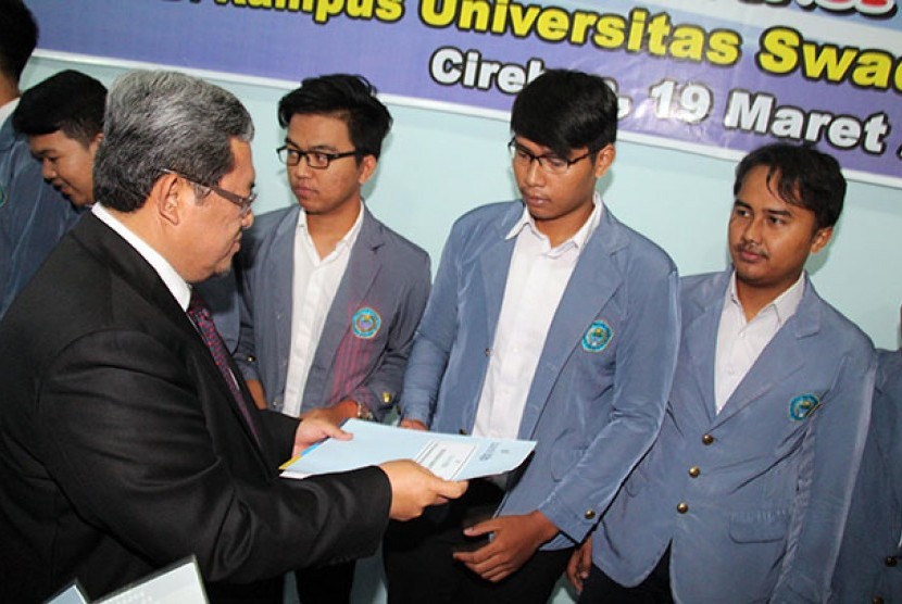 Gubernur Jabar Ahmad Heryawan memberikan beas siswa kepada belasan mahasiswa Unswagati, Cirebon