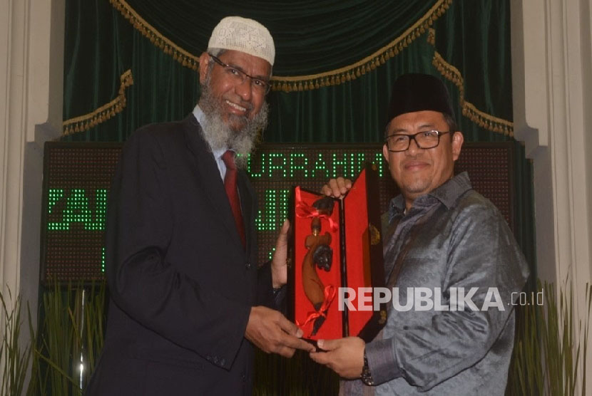 Gubernur Jabar, Ahmad Heryawan memberikan kenang-kenangan kepada Zakir Naik di Gedung Sate, baru-baru ini 