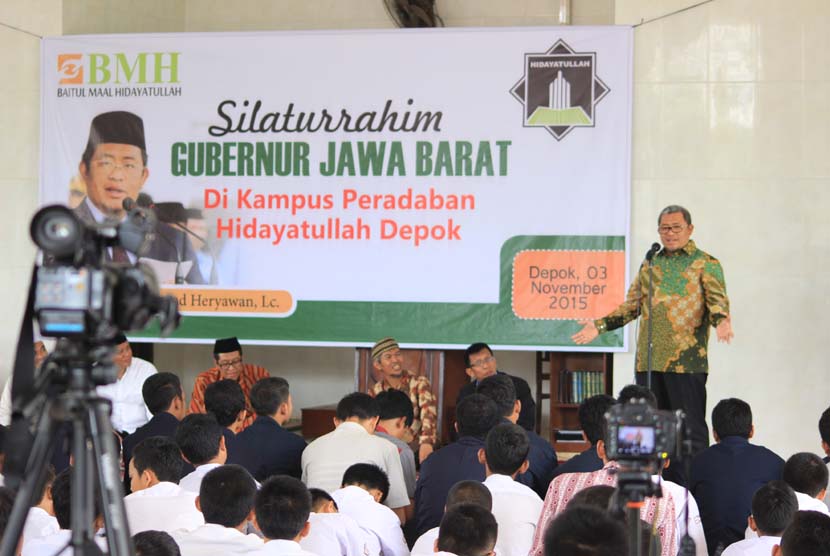 Gubernur Jabar Ahmad Heryawan memberikan kuliah umum di Pesantren Hidayatullah Depok, Jawa Barat, Selasa (3/11).
