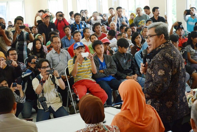 Gubernur Jabar Ahmad Heryawan memberikan pembinaan kepada warga Jabar eks-Gafatar di Balai Pemberdayaan Sosial Bina Remaja (BPSBR) Dinas Sosial Jabar, Jumat (29/1)