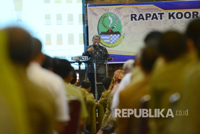 Gubernur Jabar Ahmad Heryawan memberikan penjelasan saat Rapat Koordinasi Penyerahan Alih Kelola SMA/SMK Negeri dari Kabupaten/Kota ke Pemerintah Provinsi Jabar di Bale Asri Pusdai, Kota Bandung, Selasa (10/1).