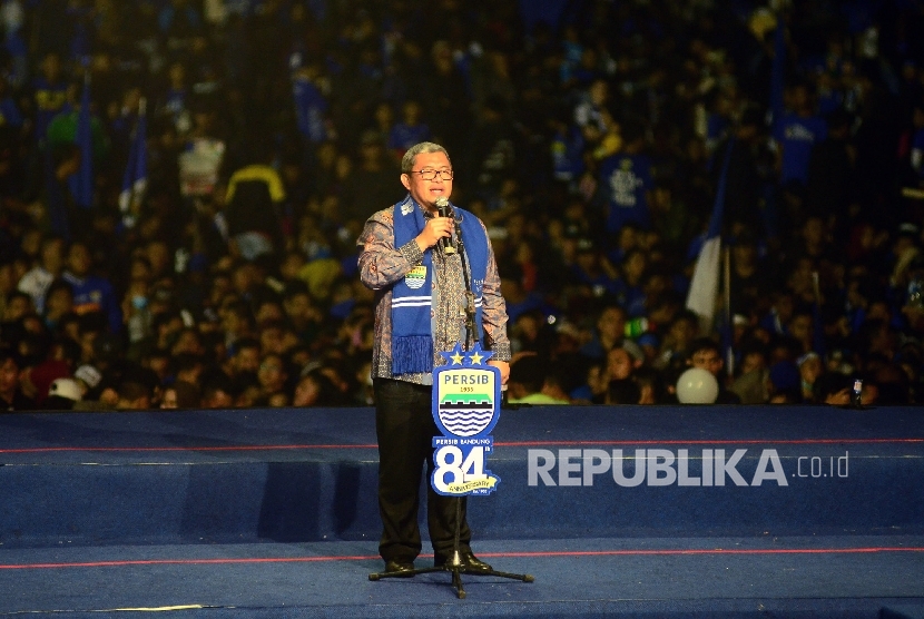 Gubernur Jabar Ahmad Heryawan memberikan sambutan pada perayaan 84 tahun Persib dan Launcing Tim Persib 2017, di Stadion Siliwangi, Kota Bandung, Ahad (4/3). 