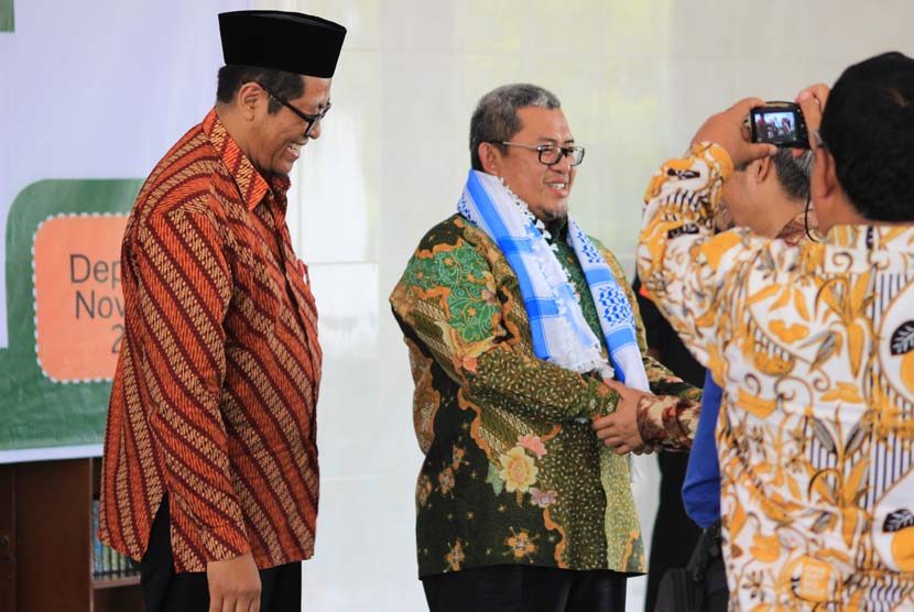 Gubernur Jabar Ahmad Heryawan mendapat sorban sebagai Gubernur Religius dan Berprestasi dari Pembina Ponpes Hidayatullah Depok, Jawa Barat (Ilustrasi)