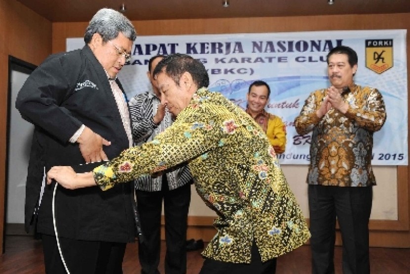 Gubernur Jabar Ahmad Heryawan menerima sabuk hitam karate.