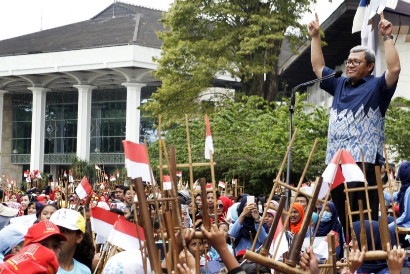 Gubernur Jabar Ahmad Heryawan menghadiri perayaan Hari Angklung atau Angklung Days di halaman Gedung Sate, Bandung, Jawa Barat, Minggu (20/11). 