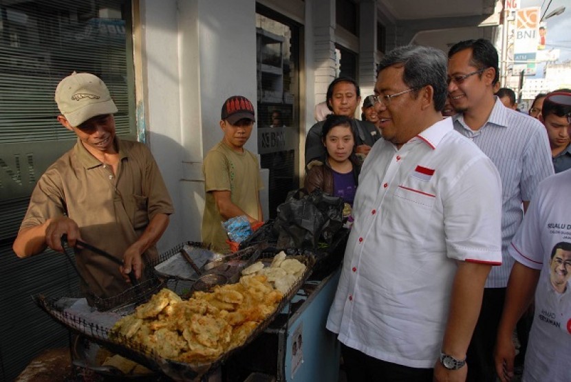 Gubernur Jabar, Ahmad Heryawan mengunjungi Pasar Pelita, Kota Sukabumi, Selasa (29/1) sore. Pada kesempatan itu pedagang menyampaikan segala keluh kesahnya berkaitan dengan penataan stan pasar dan juga fasilitas.