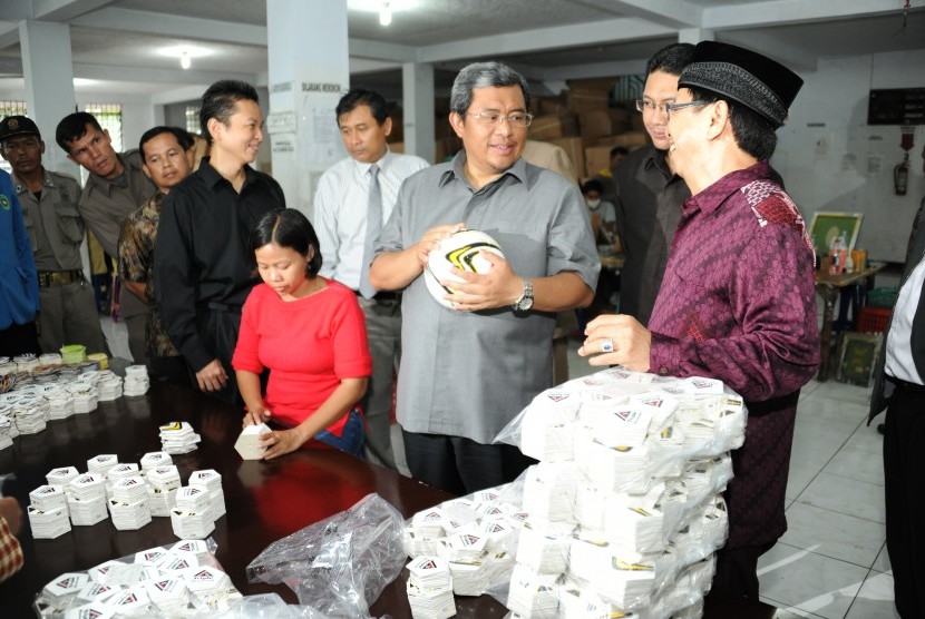 Gubernur Jabar Ahmad Heryawan meninjau kegiatan pelaku UMKM, belum lama ini.