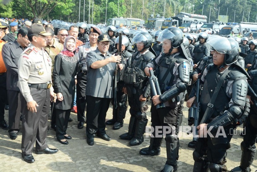 Gubernur Jabar Ahmad Heryawan meninjau pasukan pada apel gelar pasukan 'Operasi Ramadniya 2016' jelang Idul Fitri 1437 H di Lapangan Monumen Bandung Lautan Api, Kota Bandung, Kamis (30/6). (Republika/Edi Yusuf)