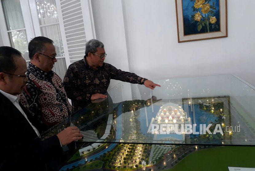 Gubernur Jabar Ahmad Heryawan menunjukan maket pembangunan Masjid Provinsi Jabar Al Jabbar (Ilustrasi)