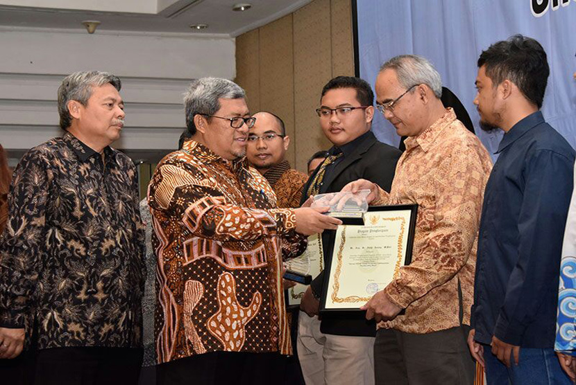 Gubernur Jabar Ahmad Heryawan menyerahkan penghargaan kepada akademisi yang telah membantu BP3Iptek Jabar dalam menghasilkan karya inovatif di Hotel Horison, Bandung, Kamis (15/12).
