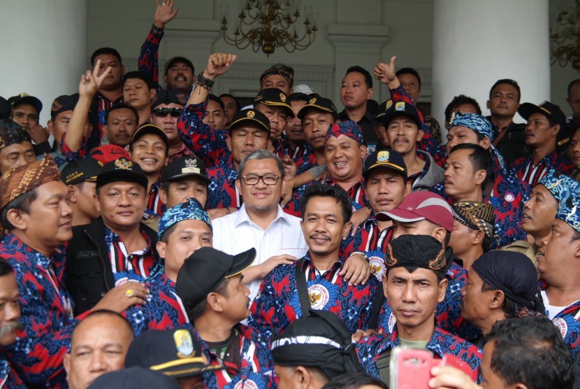 Gubernur Jabar Ahmad Heryawan (pakaian putih) dan ratusan kepala desa dalam silaturahim di Gedung Pakuan, Kota Bandung, Rabu (30/3). 