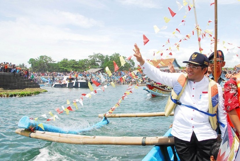  Gubernur Jabar, Ahmad Heryawan, sekaligus calon Gubernur Jabar periode selanjutnya, hadir pada acara Syukuran Laut yang diikuti para nelayan dan masyarakat di Desa Pamayangsari, Kecamatan Cipatujah, Tasikmalaya, Selasa (25/12). 