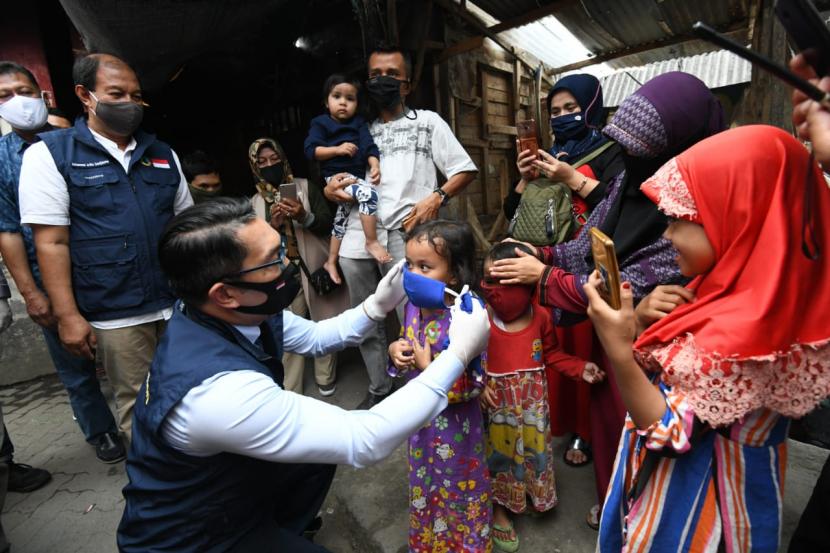  Gubernur Jabar Ridwan Kamil bagi-bagi masker di Pasar Cisarua Bogor