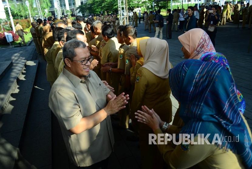 Gubernur Jabar bersalaman dengan Para Pegawai Negeri Sipil (PNS) dan seluruh pegawai Pemprov Jabar pada apel pagi sekaligus halal bihalal pada hari pertama masuk kerja, di halaman Gedung Sate, Kota Bandung, Senin (3/7).