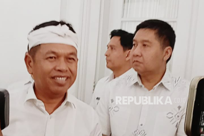 Gubernur Jabar Dedi Mulyadi (kiri) dan Menteri PKP Maruarar Sirait (kanan), usai menandatangani nota kesepakatan tentang pemutakhiran data masyarakat berpenghasilan rendah (MBR) dan aparatur sipil negara (ASN) yang layak menerima bantuan rumah layak huni di Gedung Pakuan, Bandung, Rabu (4/6/2029).