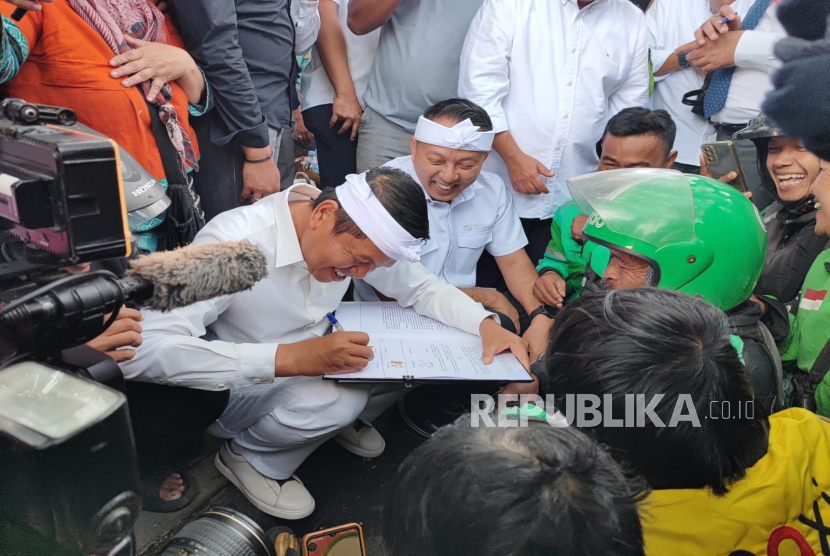 Gubernur Jabar, Dedi Mulyadi memberikan BPJS Ketenagakerjaan pada pengemudi ojek online